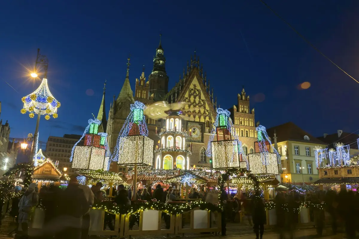 Il mercatino di Natale illuminato nella piazza del mercato di Breslavia