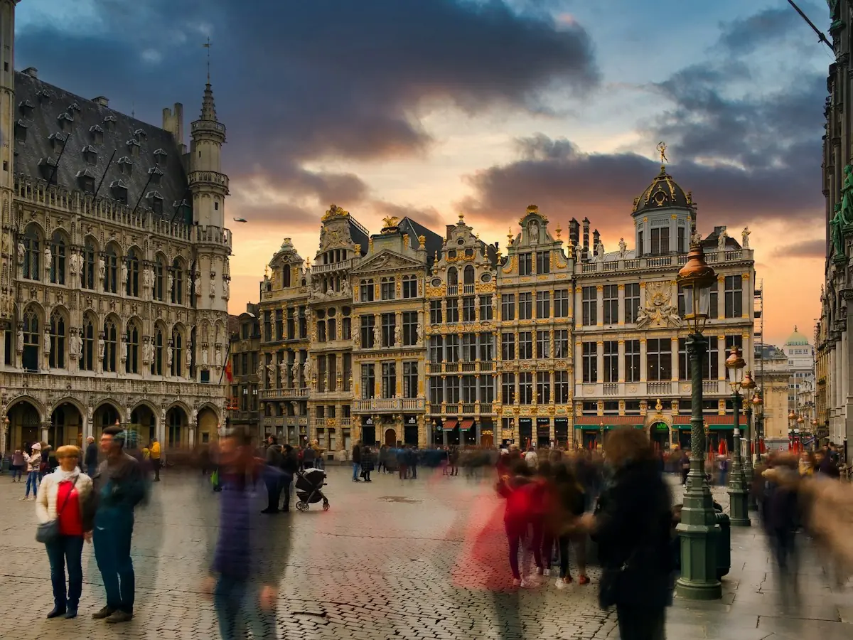La Grand-Place di Bruxelles al tramonto con l'albero di Natale