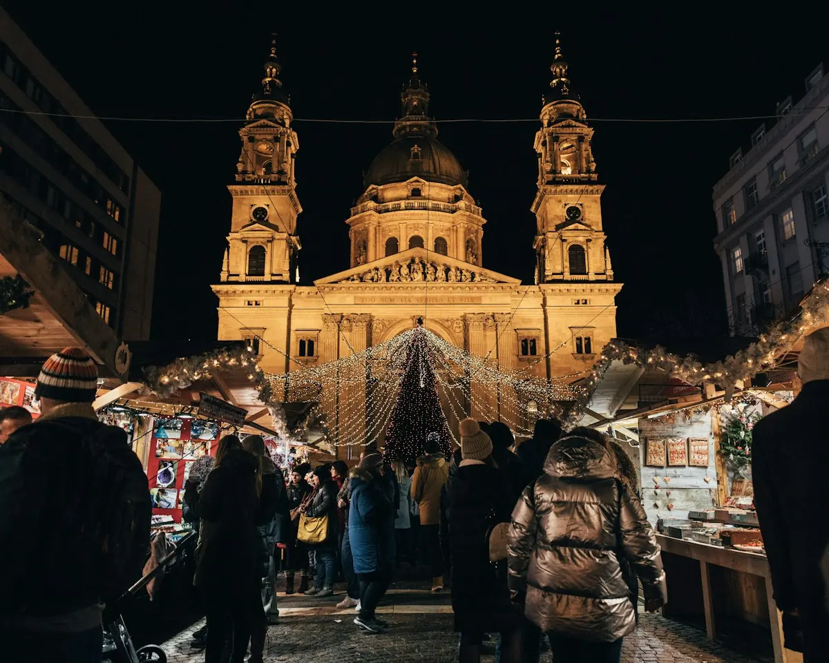 Il mercatino di Natale davanti alla Basilica di Santo Stefano a Budapest