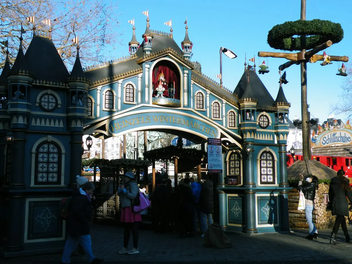 L'ingresso decorato di un mercatino di Natale a Colonia