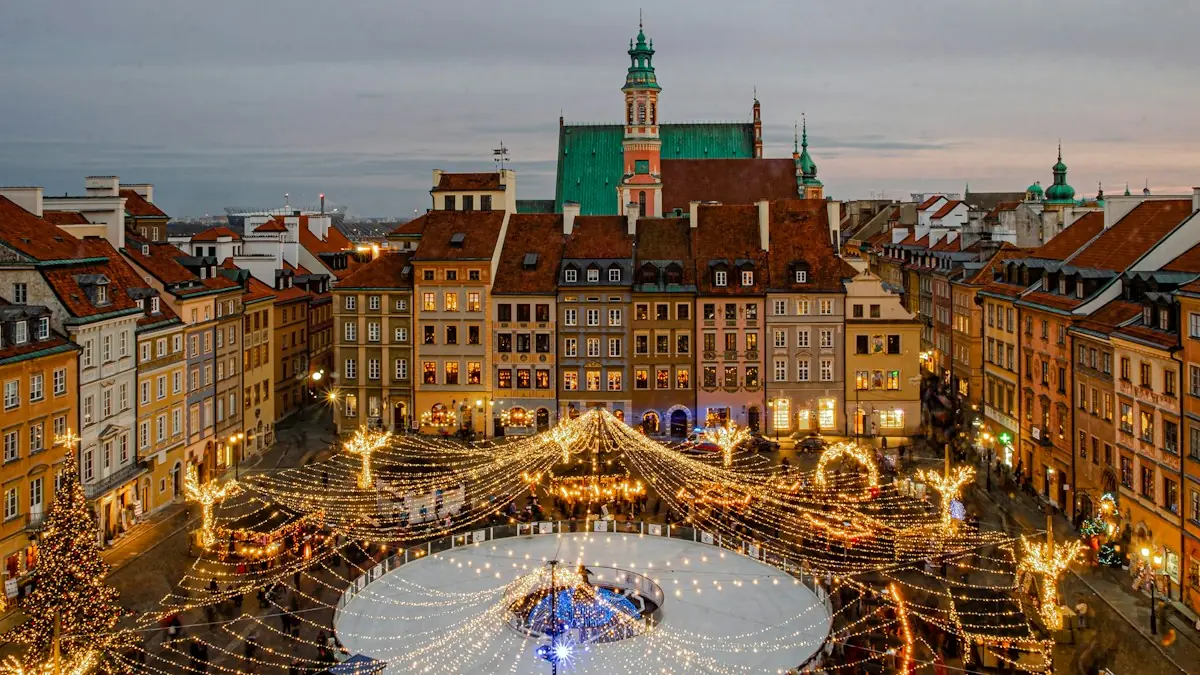 La piazza del mercato di Cracovia con il mercatino e la pista di pattinaggio