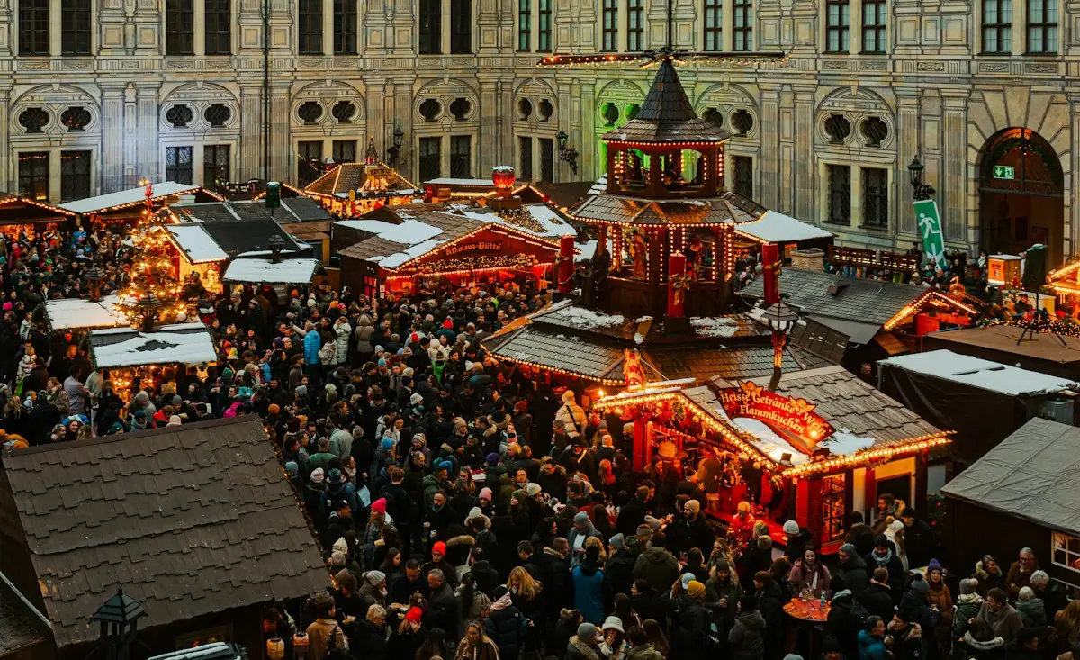 Il mercatino di Natale affollato nel centro di Monaco di Baviera