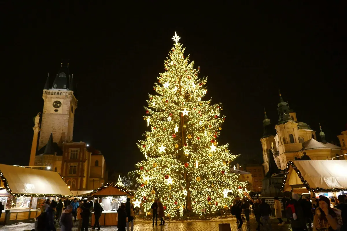 L'albero di Natale illuminato in Piazza della Città Vecchia a Praga