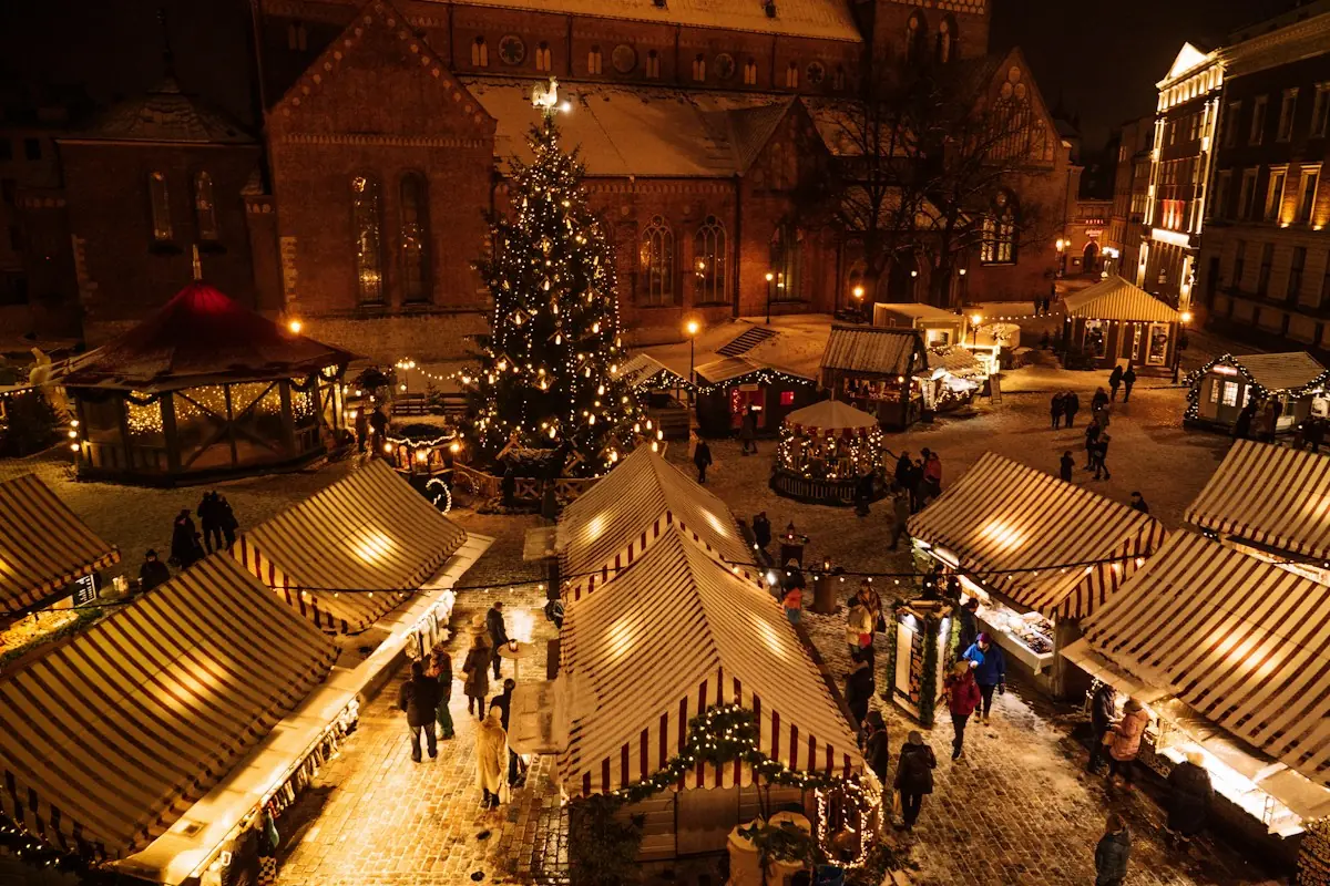 Il mercatino di Natale di Riga la sera