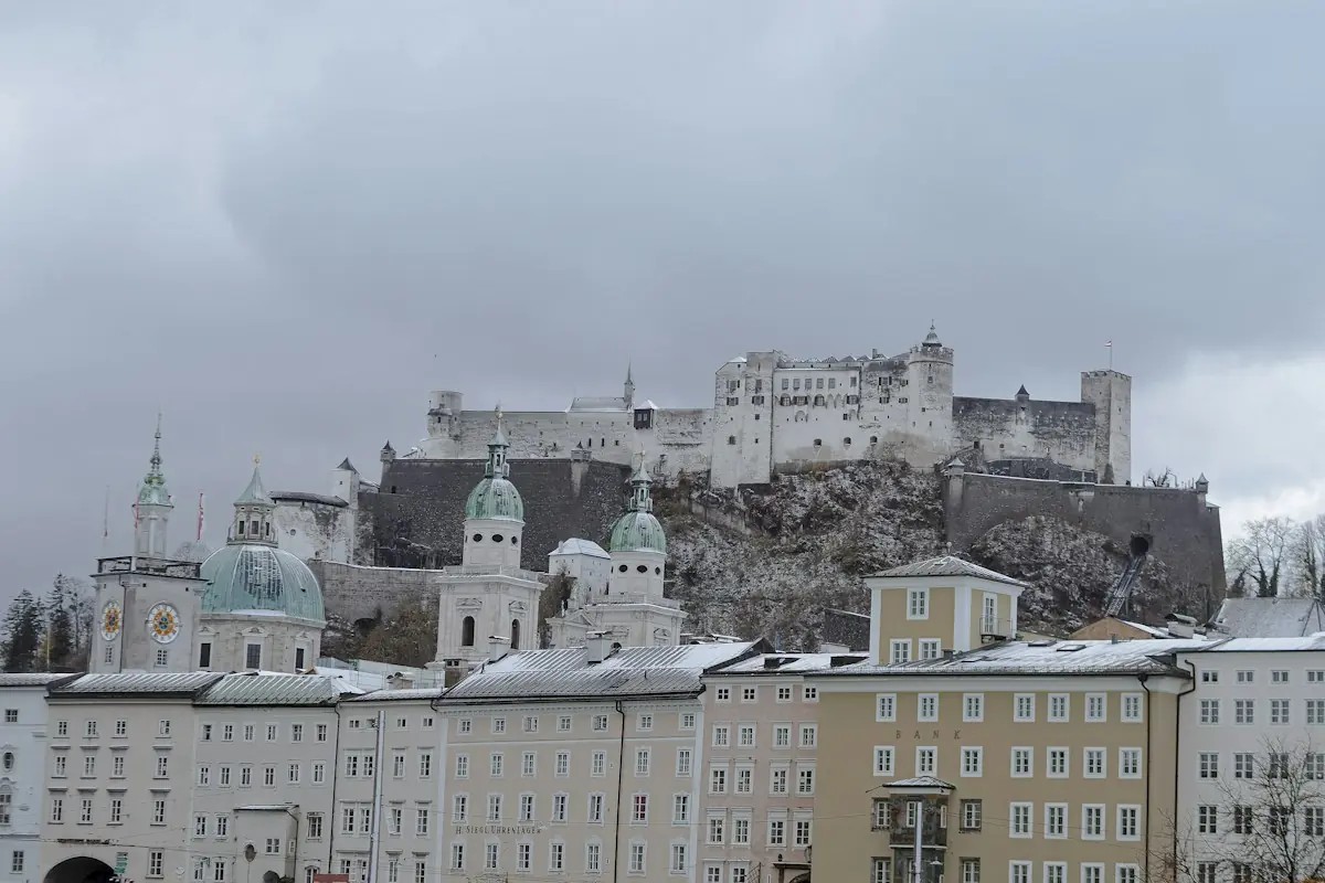 Salisburgo innevata con la fortezza sulla collina
