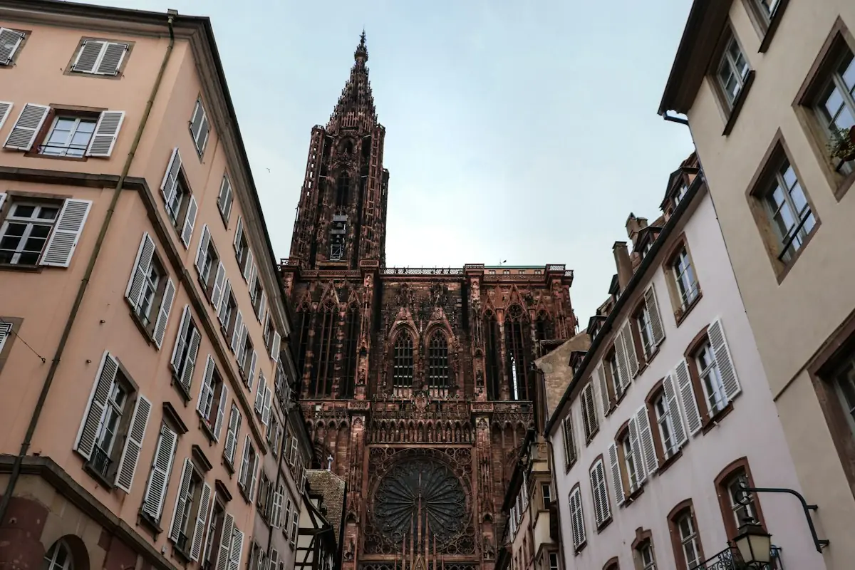 La cattedrale di Strasburgo vista da una via del centro