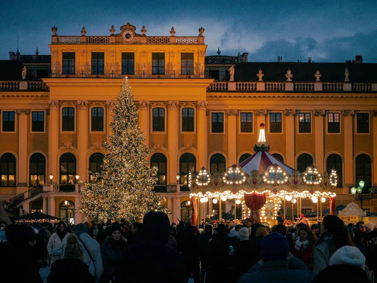 Il mercatino di Natale davanti al castello di Schönbrunn a Vienna
