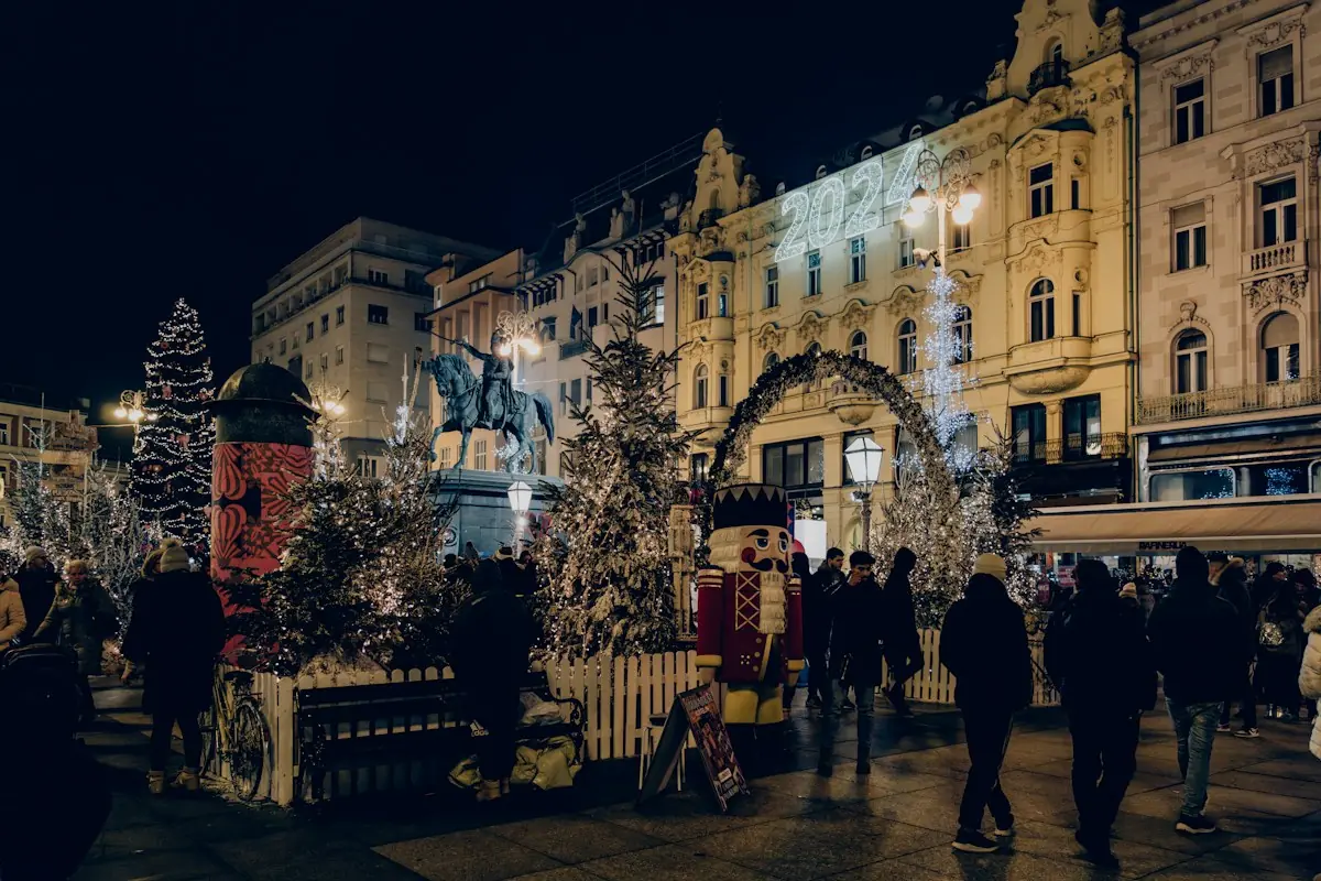 Una via del centro di Zagabria decorata per l'Avvento