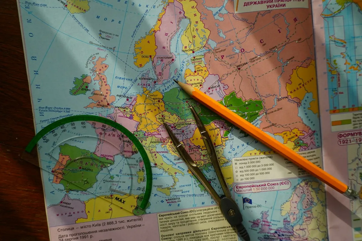 Una mappa d'Europa con una matita e un compasso