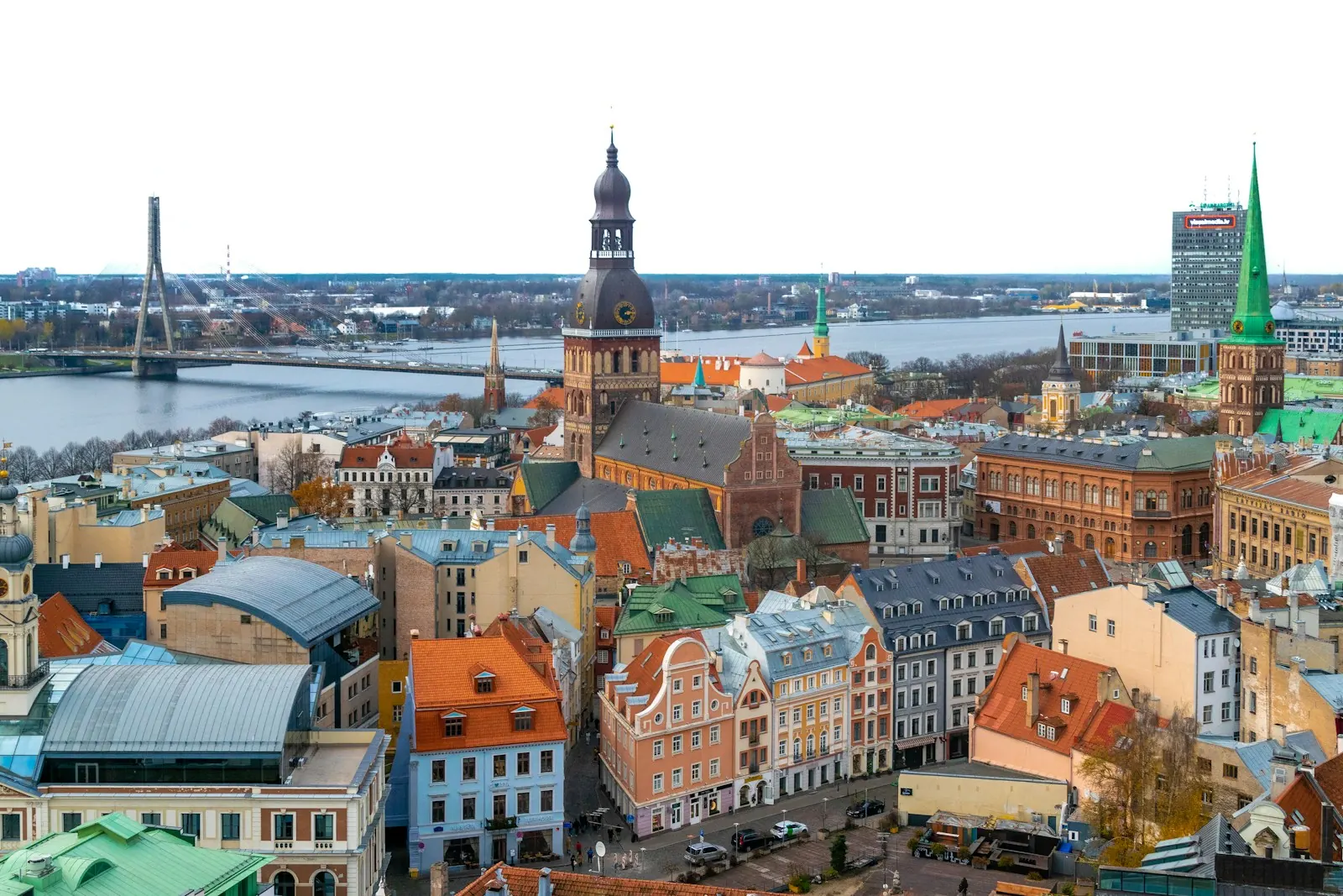I tetti e i campanili della città vecchia di Riga