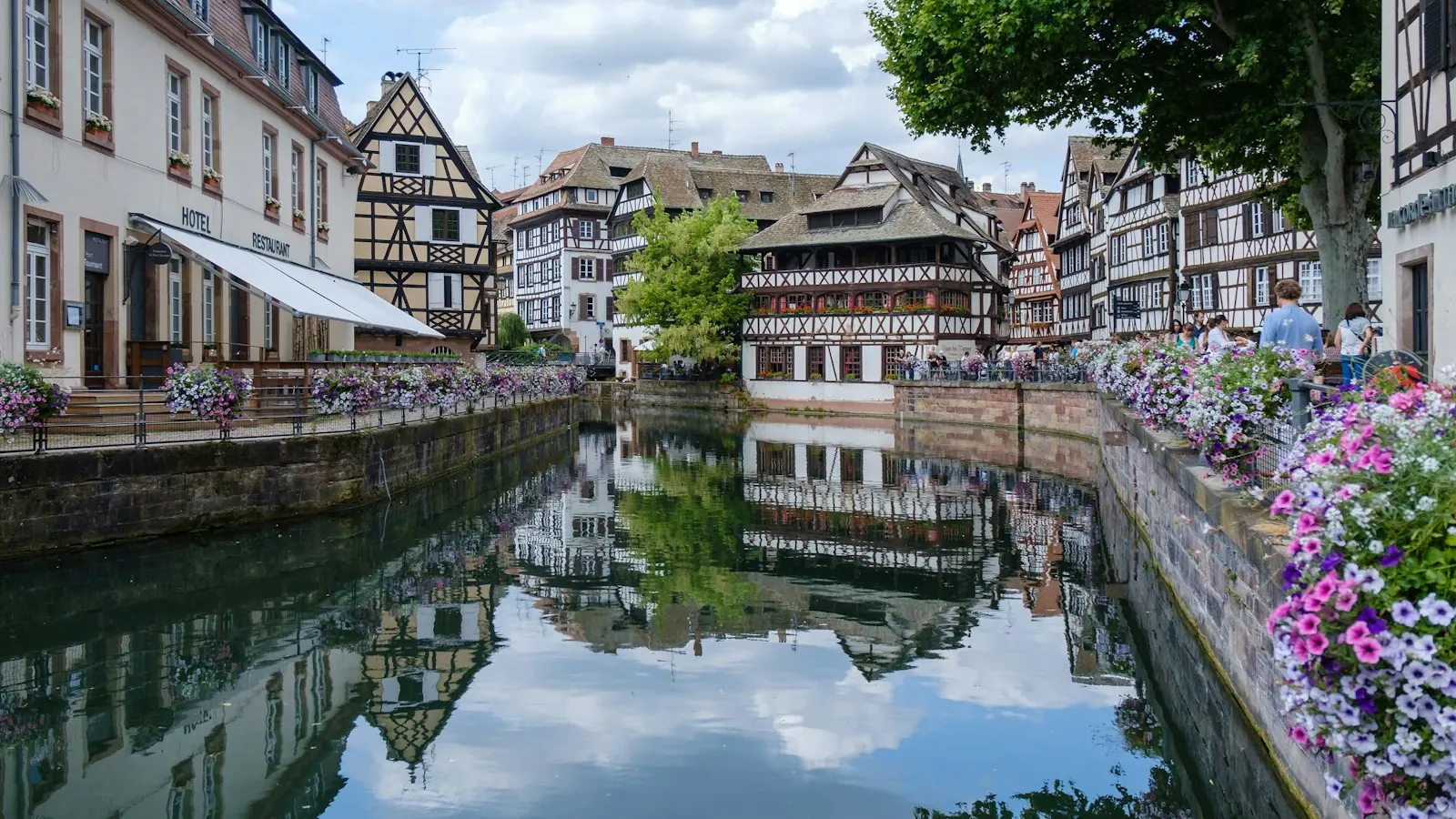 Le case a graticcio della Petite France a Strasburgo riflesse nell'acqua